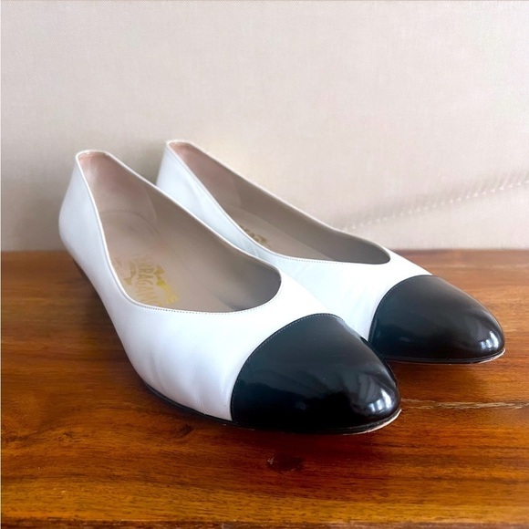 VINTAGE SALVATORE FERRAGAMO Black & White Leather Small Wedge Heel Flats Sz 9 - Picture 4 of 13